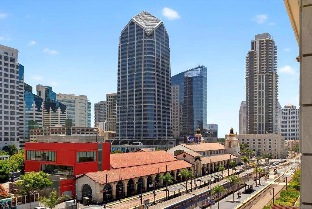 1205 Pacific Hwy 704