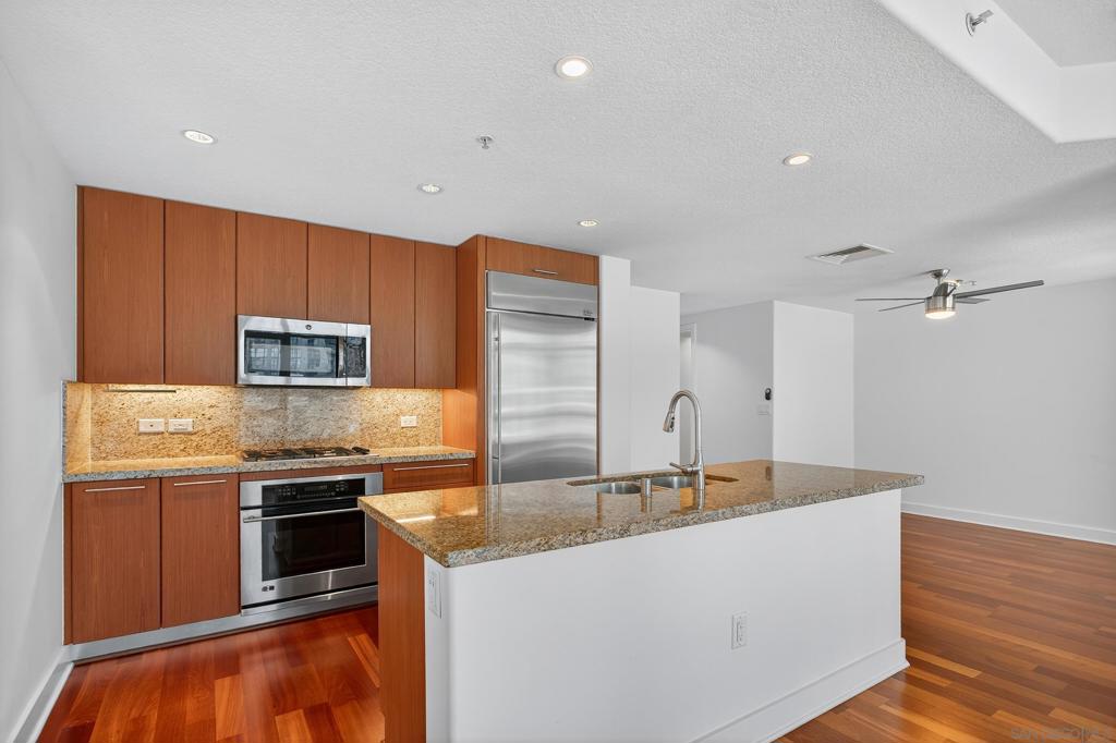 1205 Pacific Hwy 704