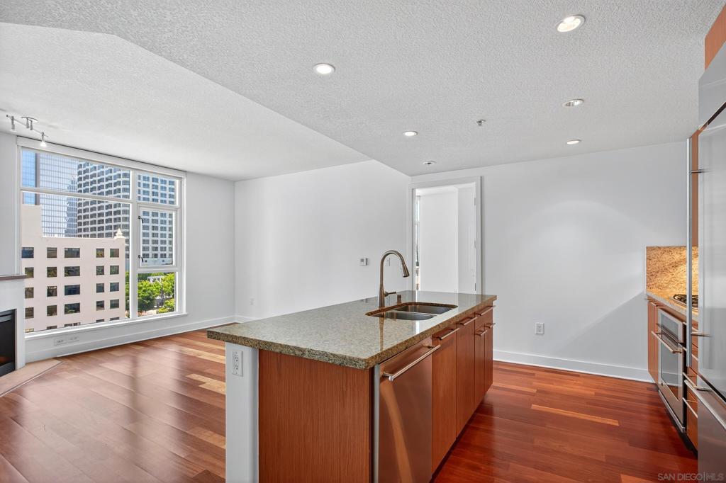 1205 Pacific Hwy 704