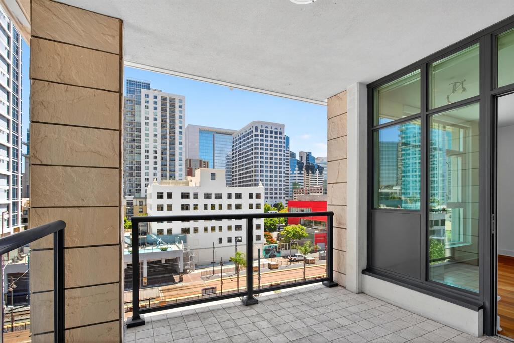 1205 Pacific Hwy 704