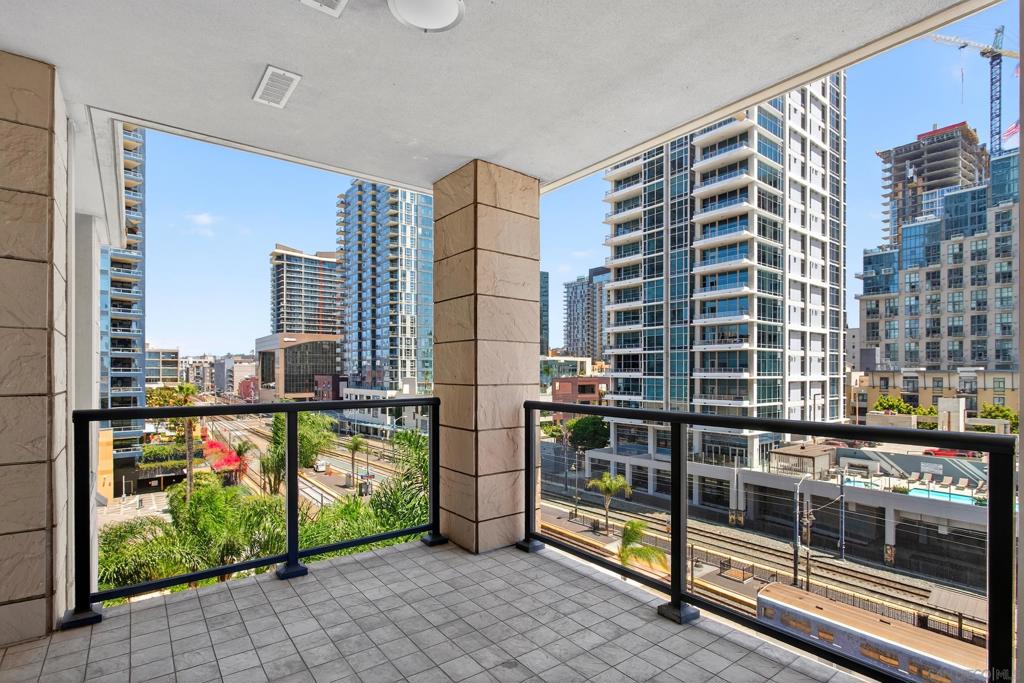 1205 Pacific Hwy 704