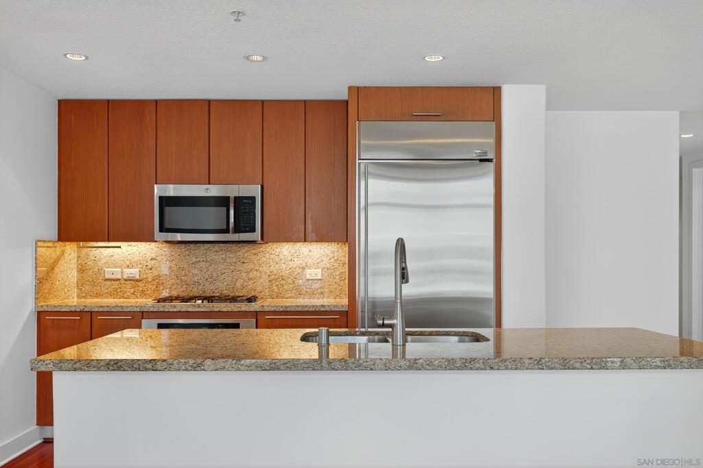 1205 Pacific Hwy 704