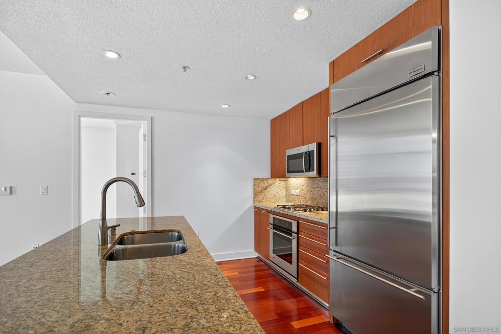 1205 Pacific Hwy 704