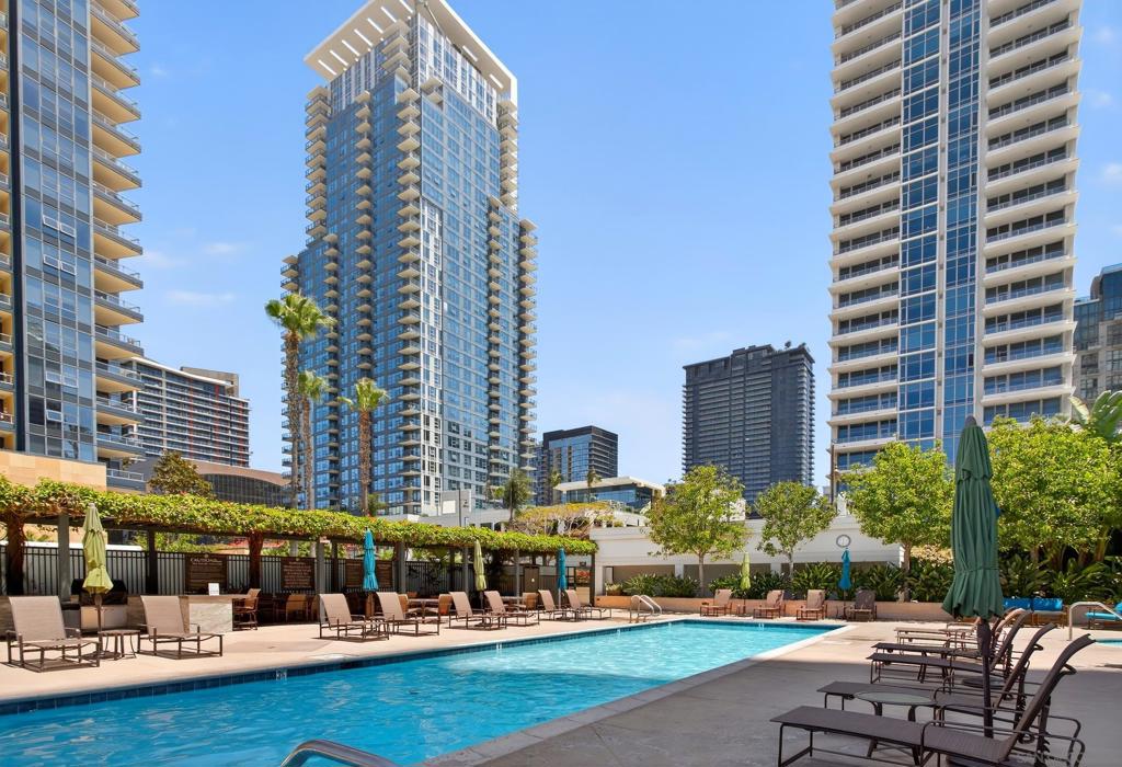 1205 Pacific Hwy 704