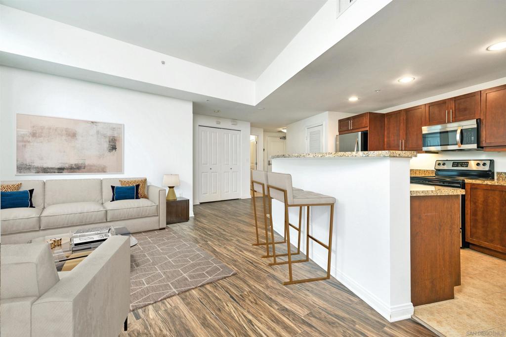 253 10th Ave 526