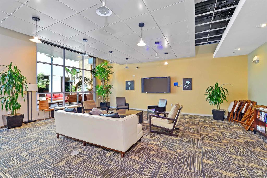 253 10th Ave 526