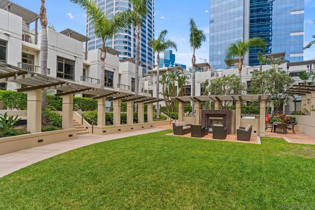 700 W E St 2505
