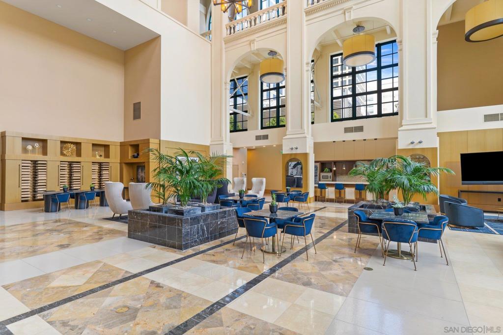 700 W E St 2505