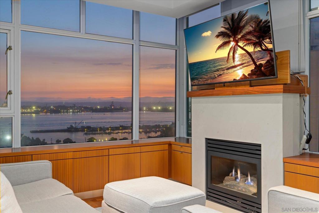 700 W Harbor 1204