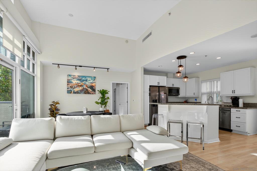 555 Front St 206