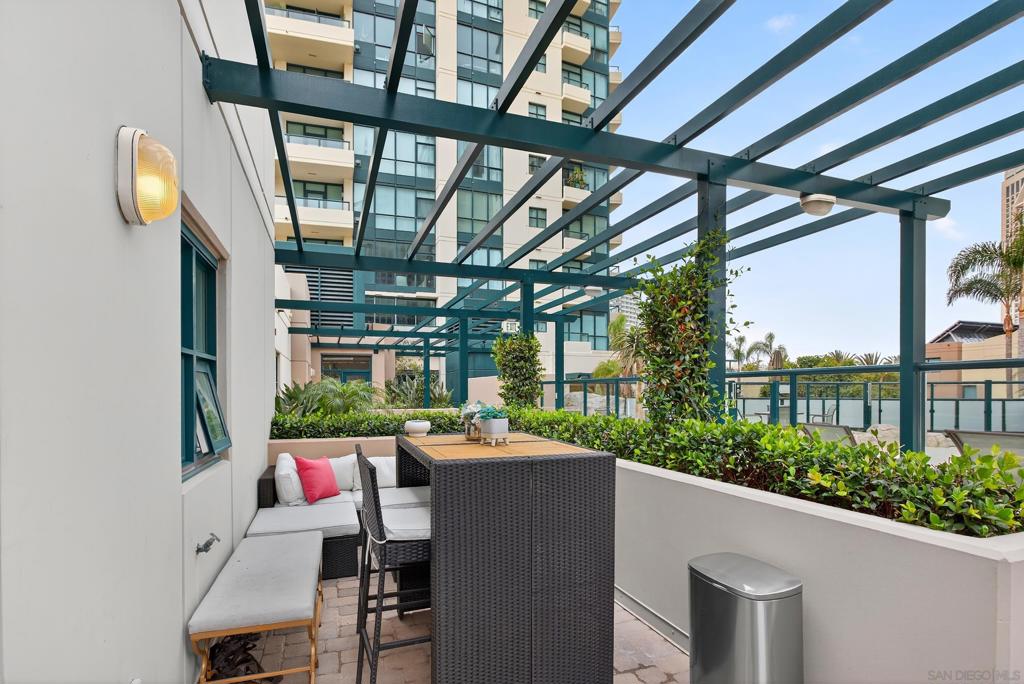555 Front St 206