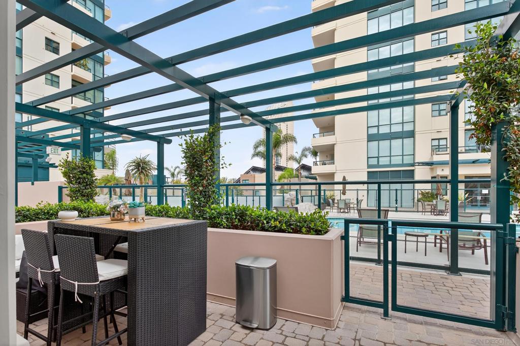 555 Front St 206