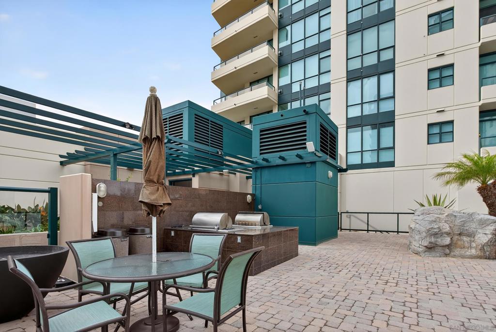 555 Front St 206