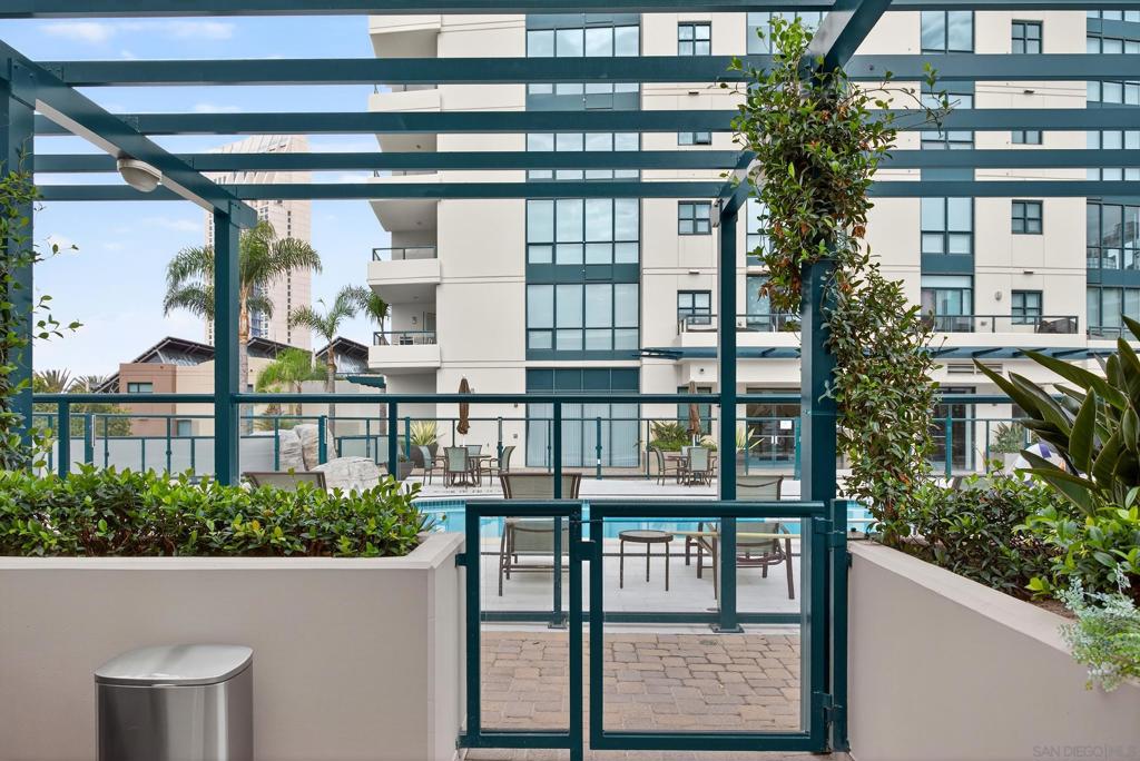 555 Front St 206