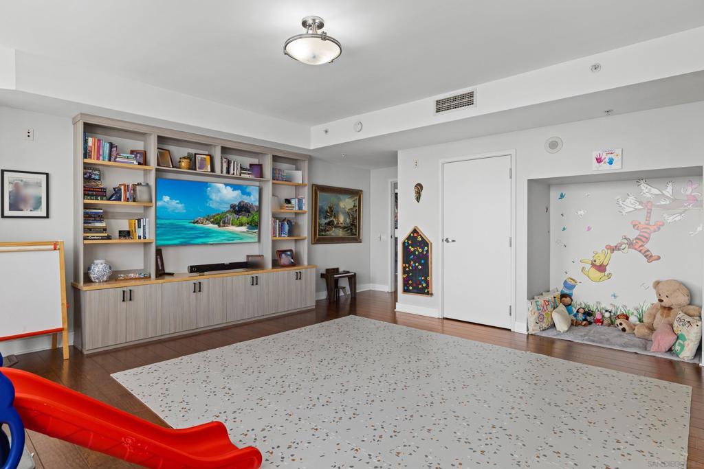 645 Front St 2008