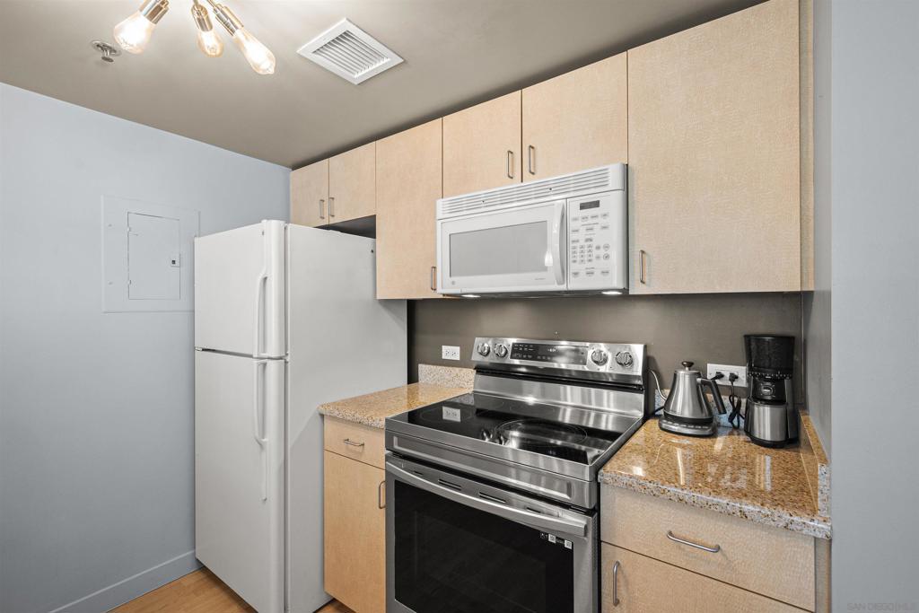 425 W Beech St 854