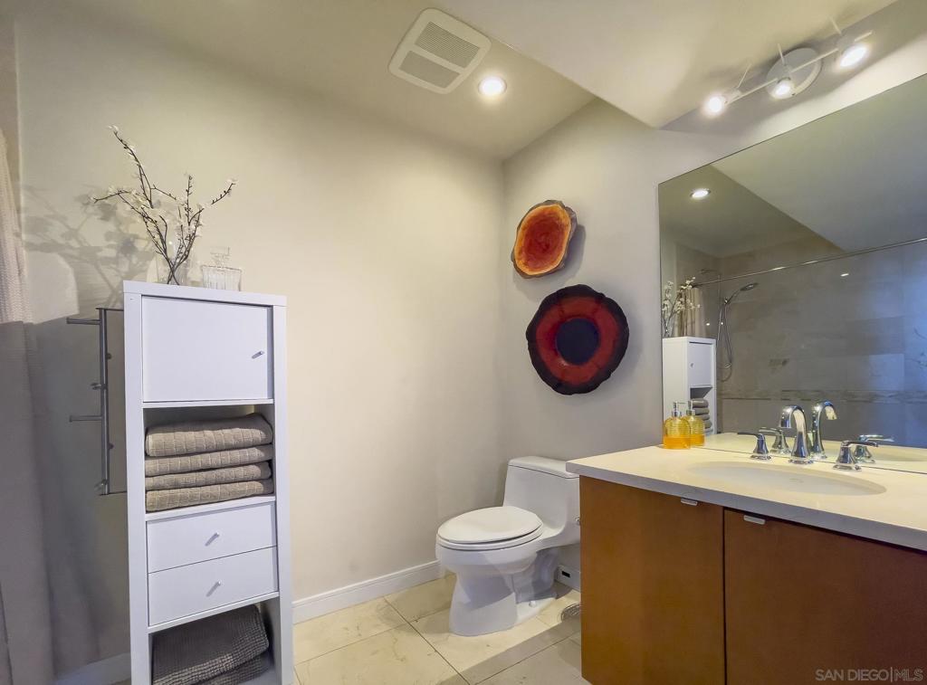 550 Front St 907