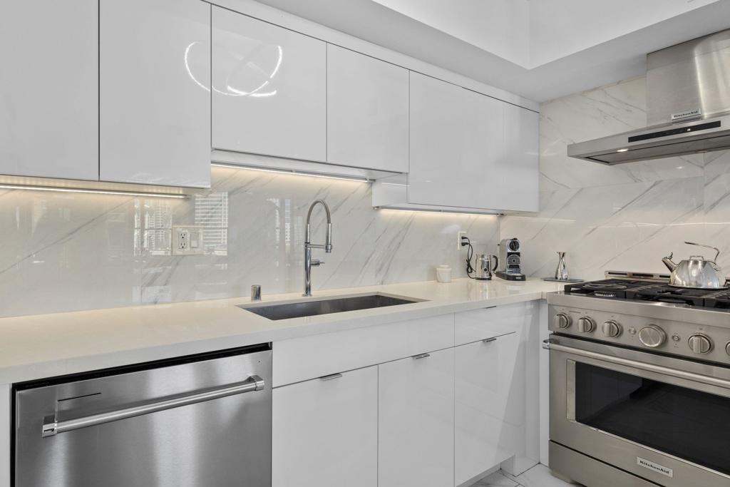 500 W Harbor Drive 1013