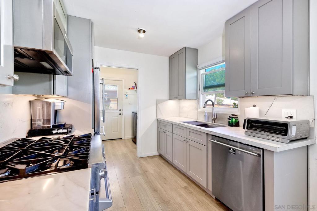 8951 Linden