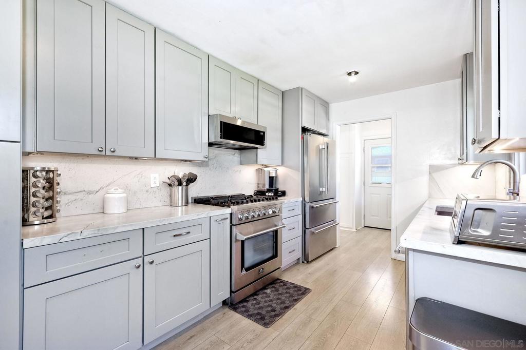 8951 Linden