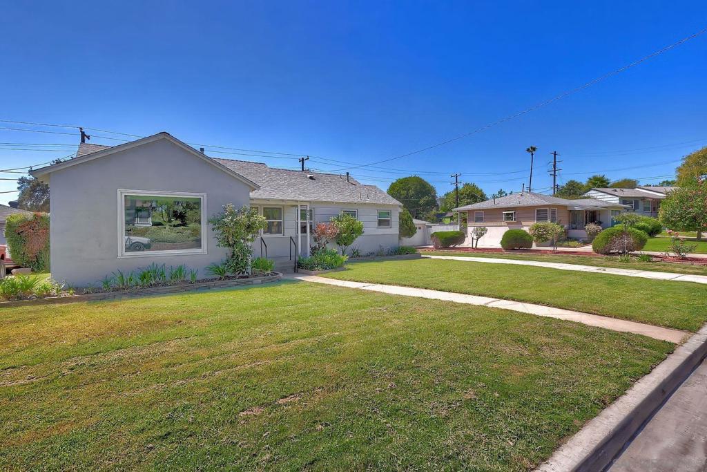 8951 Linden