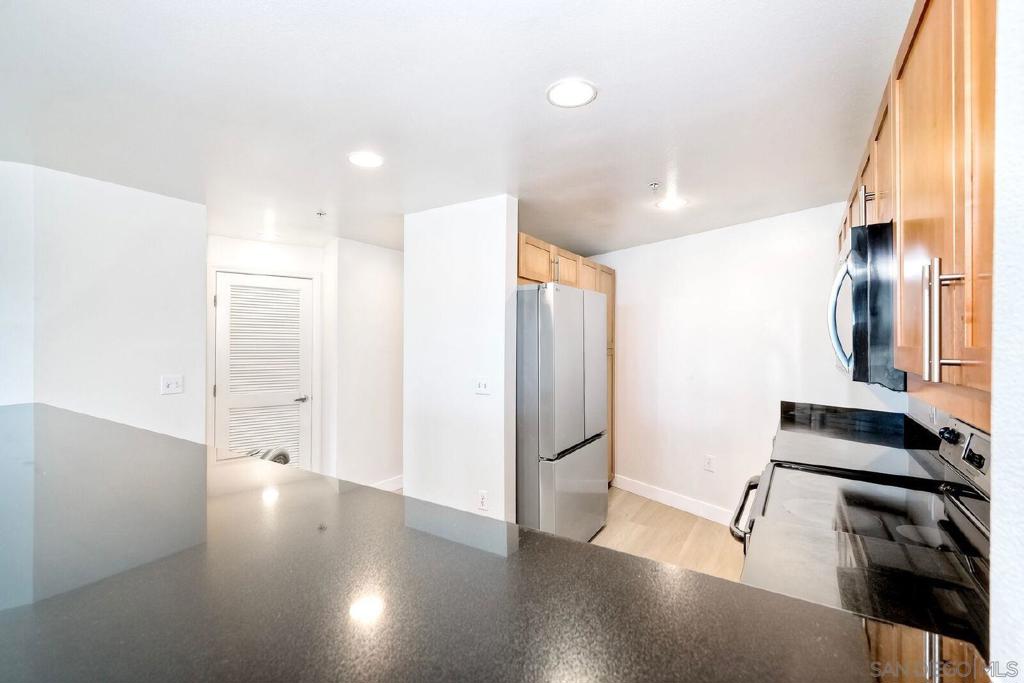 253 10th Ave 1305