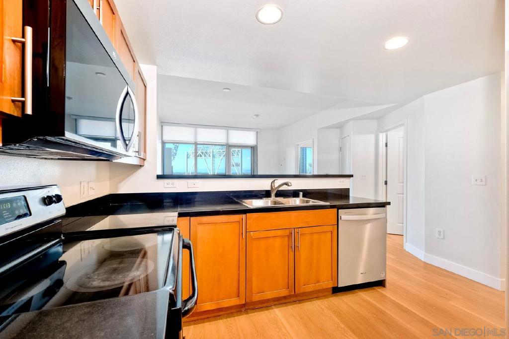 253 10th Ave 1305