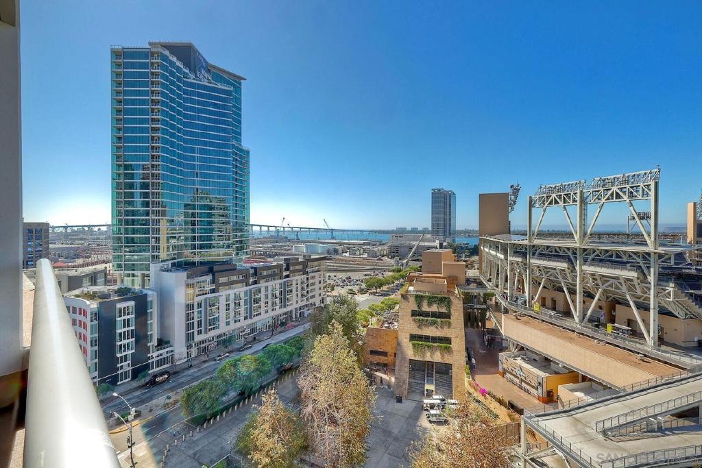 253 10th Ave 1305