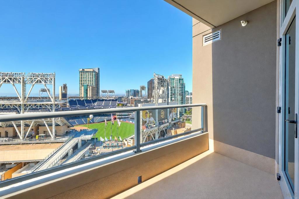 253 10th Ave 1305