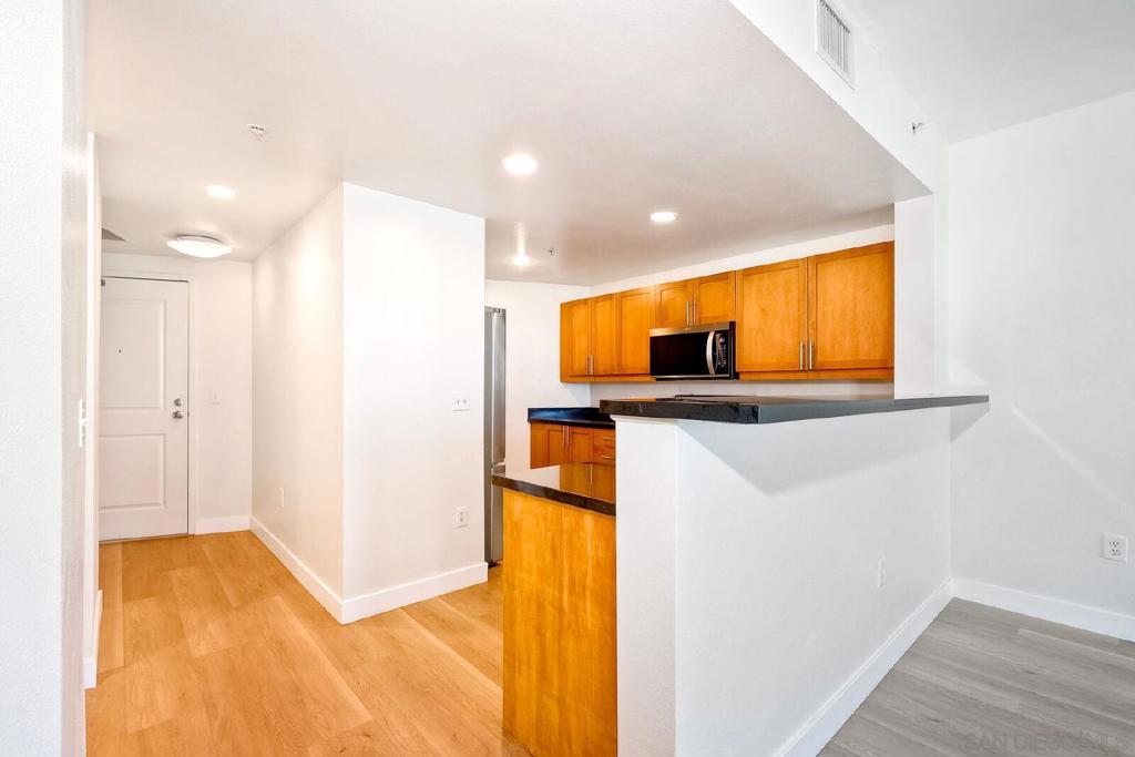 253 10th Ave 1305