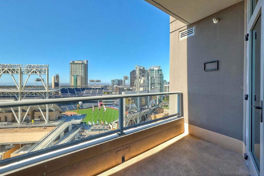 253 10th Ave 1305
