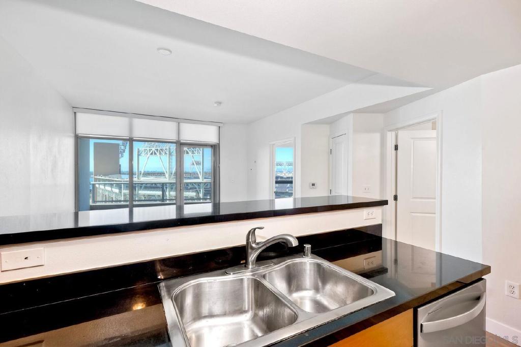 253 10th Ave 1305