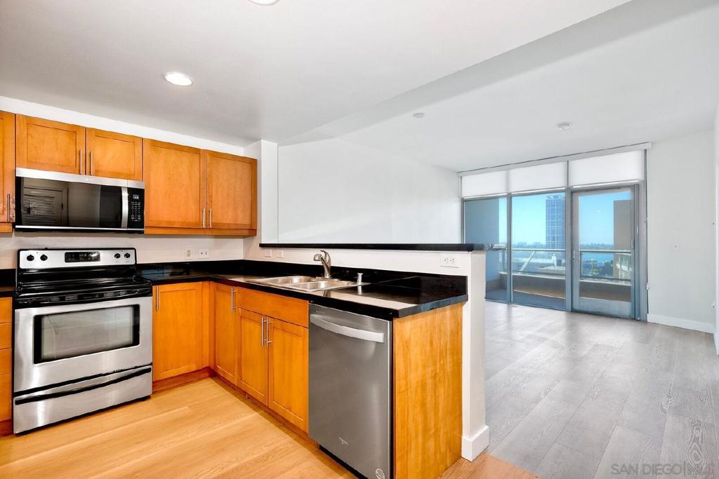 253 10th Ave 1305