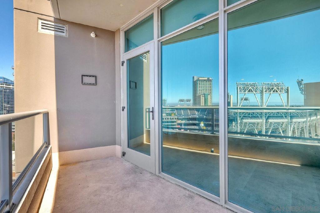 253 10th Ave 1305