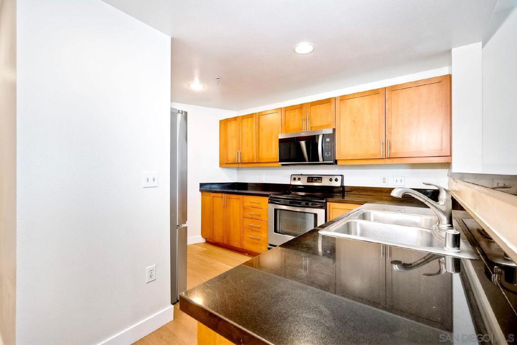 253 10th Ave 1305