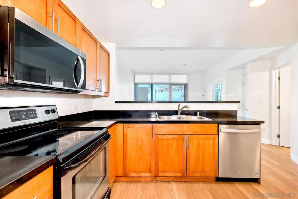 253 10th Ave 1305