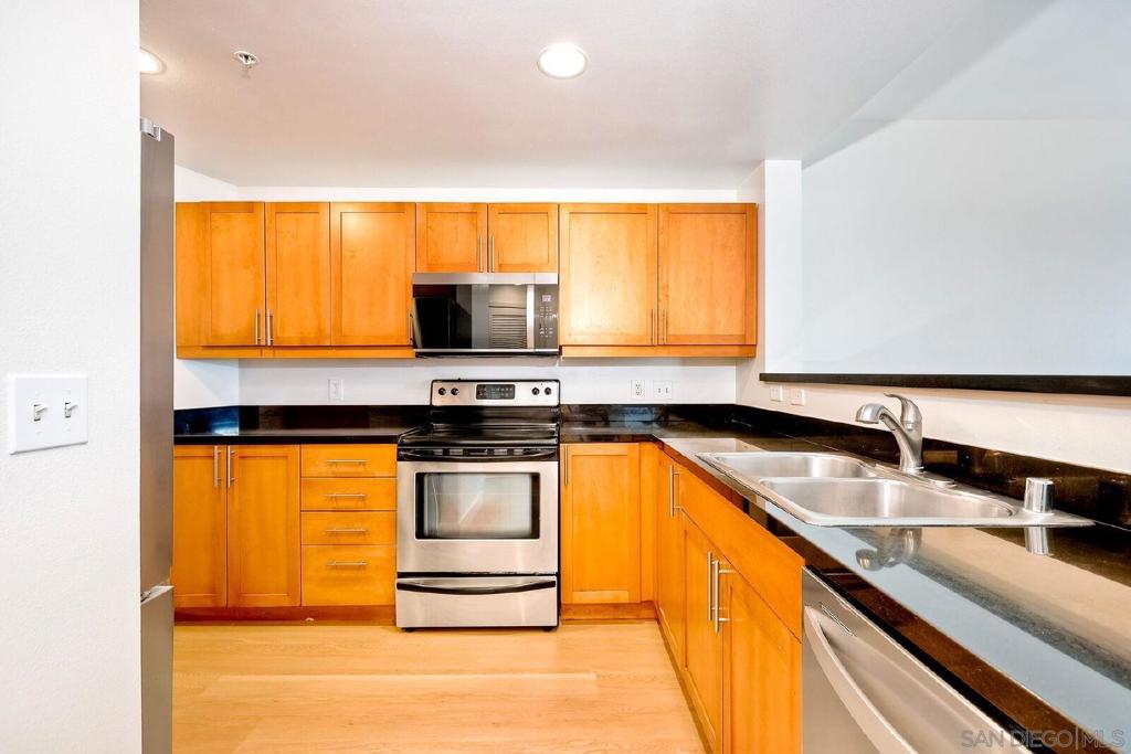 253 10th Ave 1305