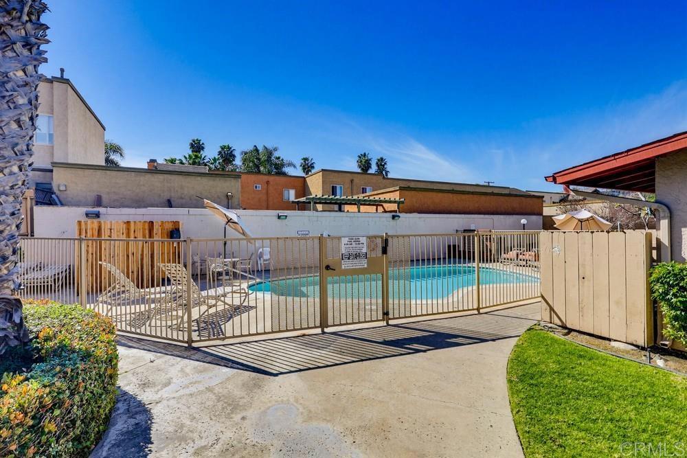 1025 Estes Street 14