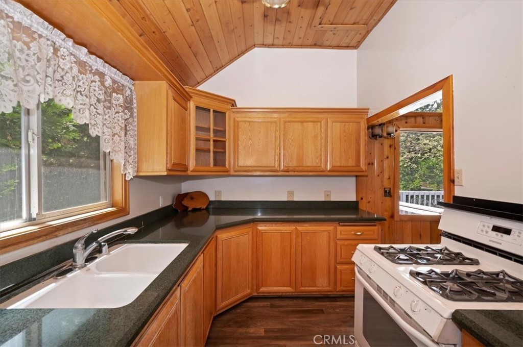 932 Cedar