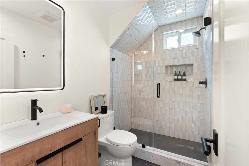 617 1/2 Acacia Avenue