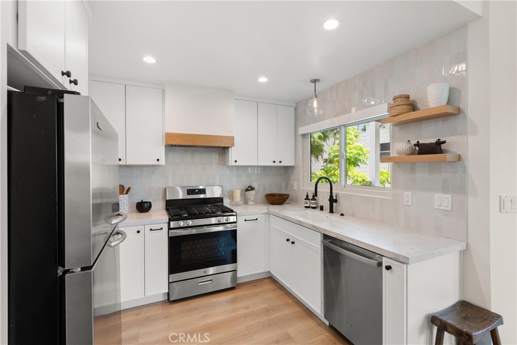 617 1/2 Acacia Avenue