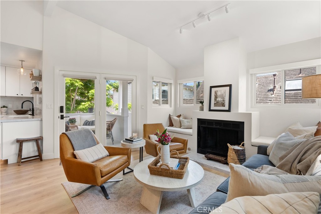 617 1/2 Acacia Avenue