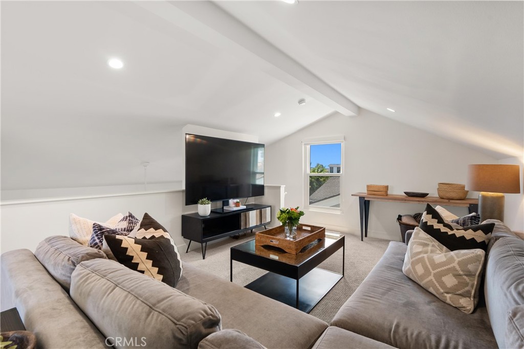 617 1/2 Acacia Avenue