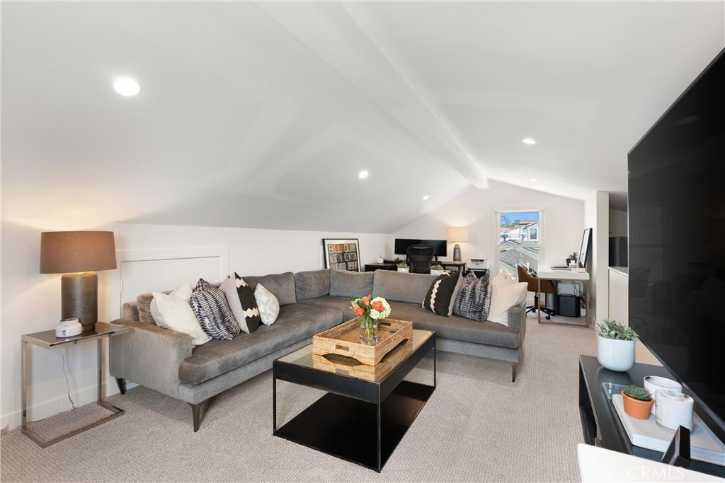 617 1/2 Acacia Avenue