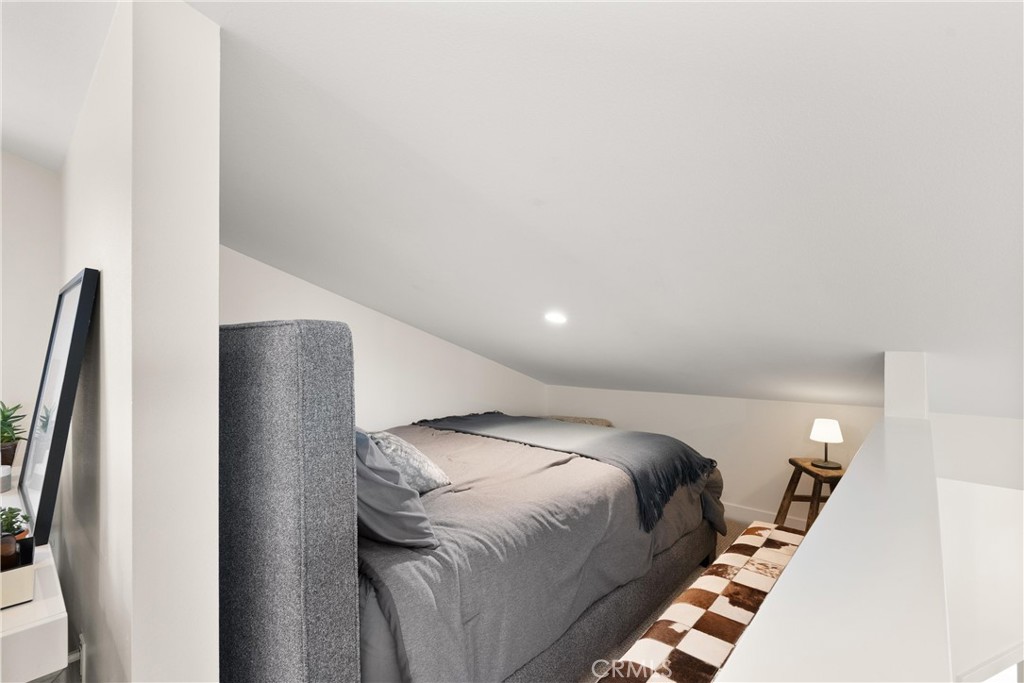 617 1/2 Acacia Avenue