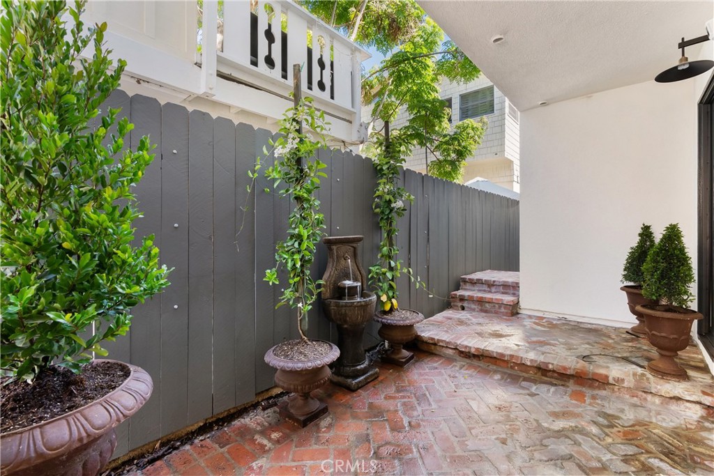 617 1/2 Acacia Avenue