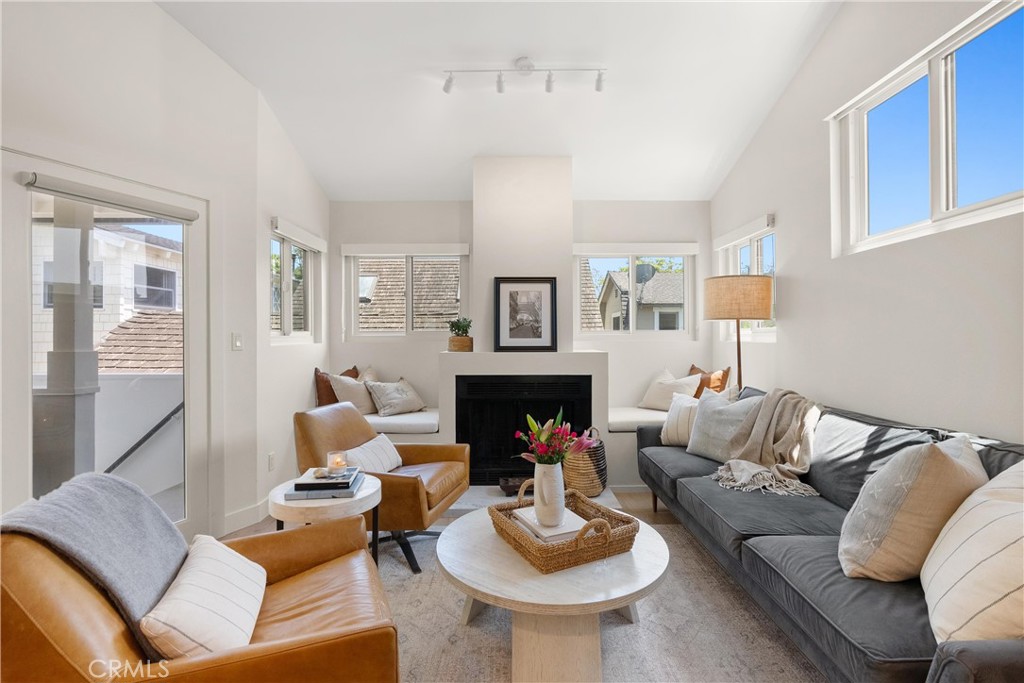 617 1/2 Acacia Avenue