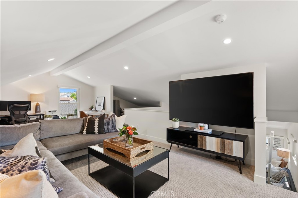 617 1/2 Acacia Avenue