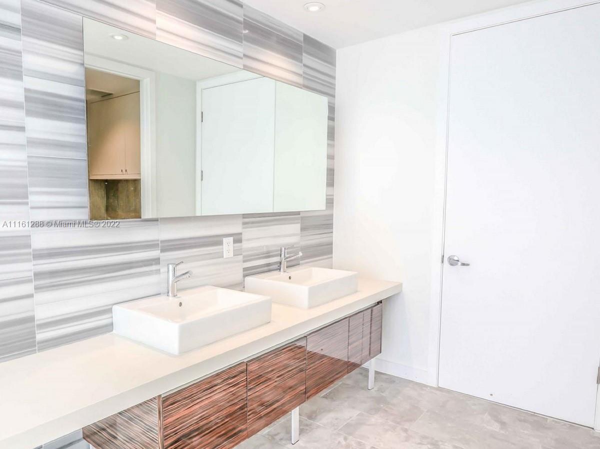 1100 Biscayne Blvd # 4703