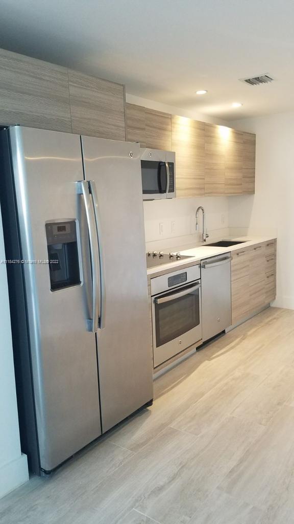 121 NE 34th St # 2014